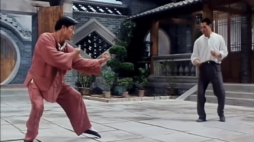 陈真被赶出精武门，被逼和大师兄挑战