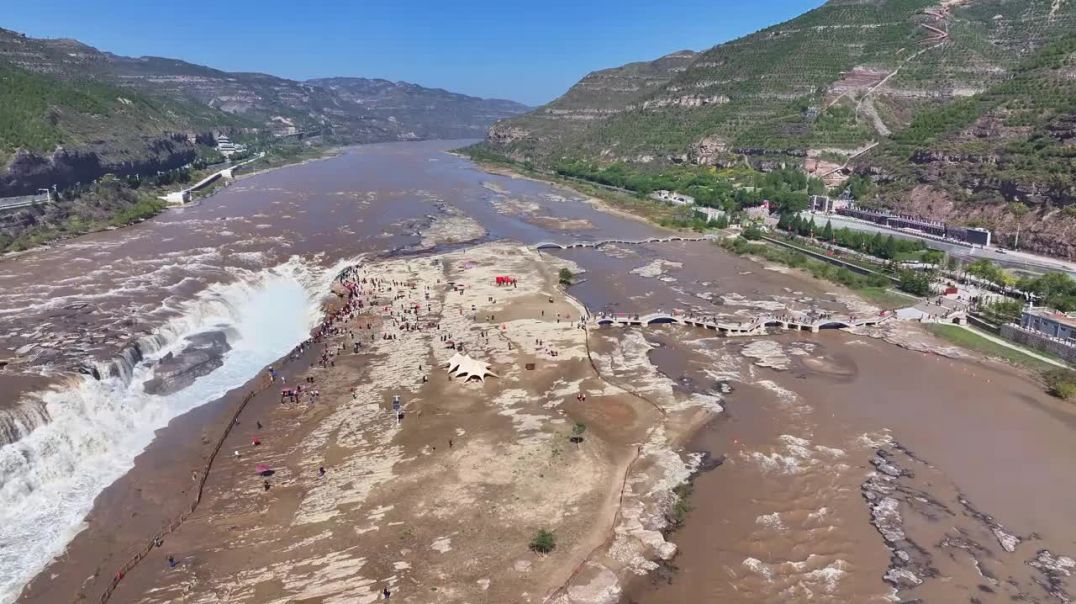 秋日正午，航拍视角下的黄河壶口瀑布