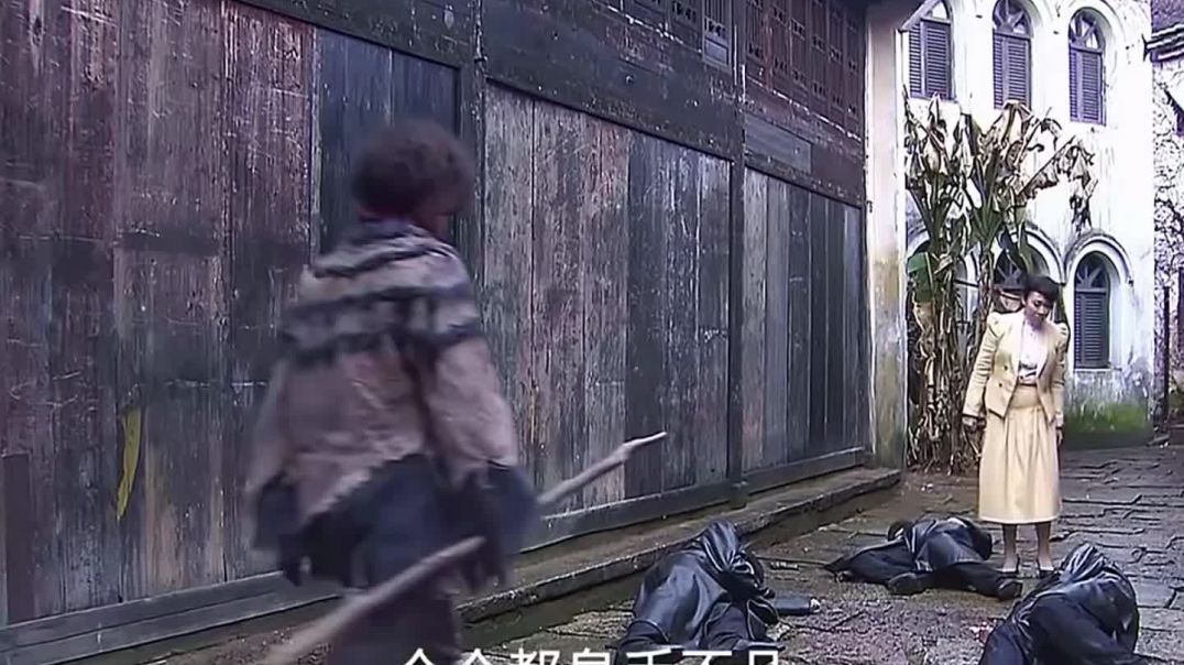 女人刚走出大门就被特务盯上了，看她如何应对